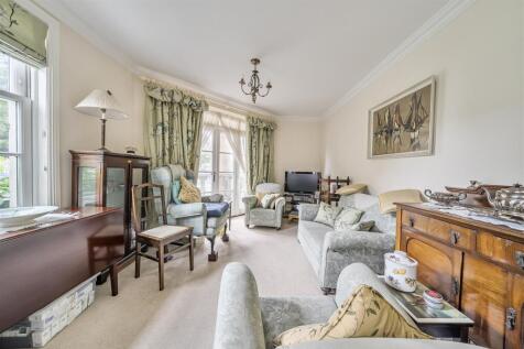 Sitting/dining room