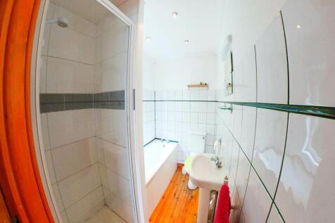 Upstairs Bedroom en-