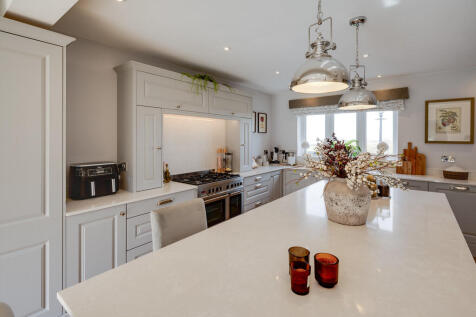 4 KITCHEN