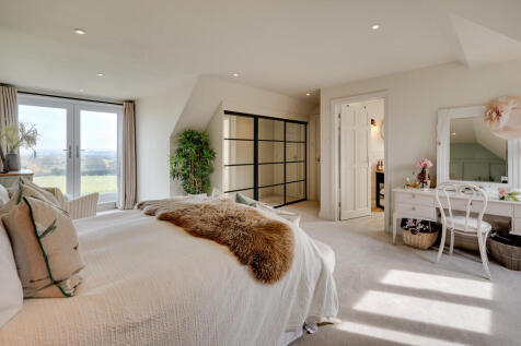 18 MASTER BED (2)