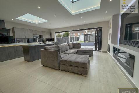 OPEN PLANNED MODERN LOUNGE/KITCHEN