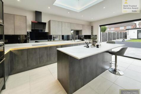 OPEN PLANNED MODERN LOUNGE/KITCHEN