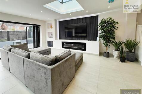 OPEN PLANNED MODERN LOUNGE/KITCHEN