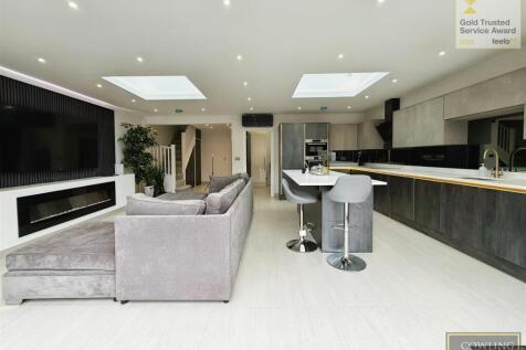 OPEN PLANNED MODERN LOUNGE/KITCHEN