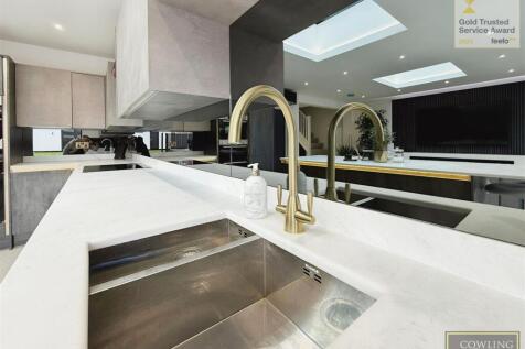 OPEN PLANNED MODERN LOUNGE/KITCHEN