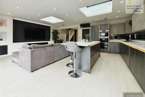 OPEN PLANNED MODERN LOUNGE/KITCHEN