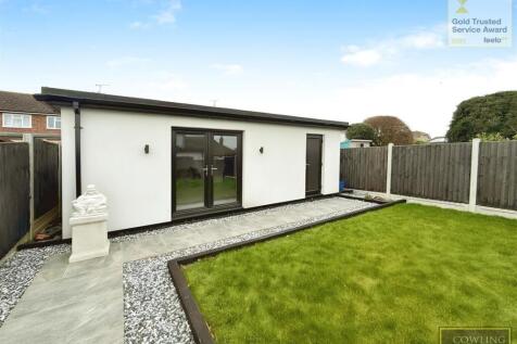 OUTBUILDING WITH EN SUITE SHOWER ROOM &amp; STORAGE