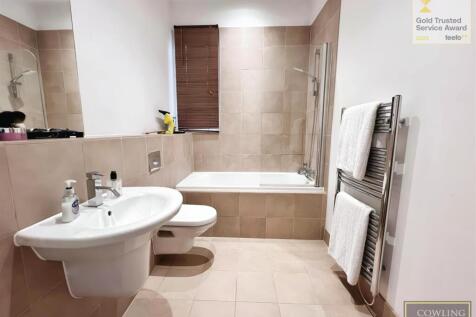 En suite Bathroom to Master Bedroom