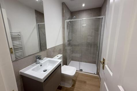 F6 BATHROOM