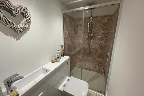 LUXURY EN SUITE SHOWER ROOM