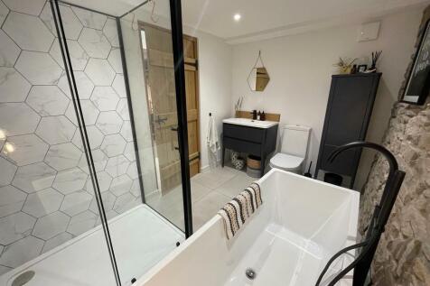 LUXURY HOUSE BATHROOM