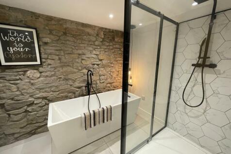 LUXURY HOUSE BATHROOM