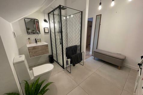 DRESSING ROOM/EN SUITE SHOWER ROOM