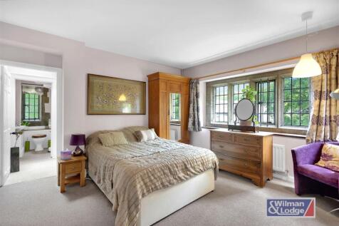 Four Double Bed Character Property in Steeton (27)