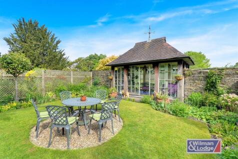 Four Double Bed Character Property in Steeton (2).