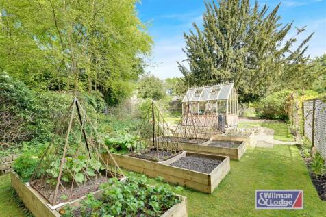 Four Double Bed Character Property in Steeton (5).