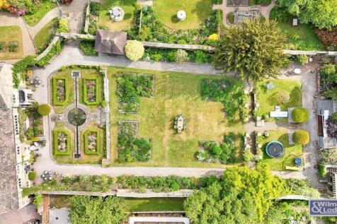 Period Property - Four Bed with Formal Gardens (51