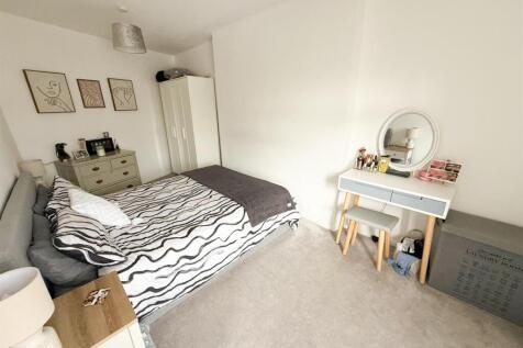 Two bedroom end terrace in Steeton (11).jpg