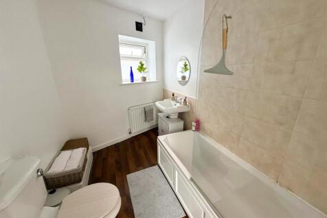 Two bedroom end terrace in Steeton (14).jpg