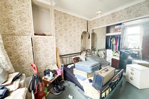 5 bed terrace Cross Hills