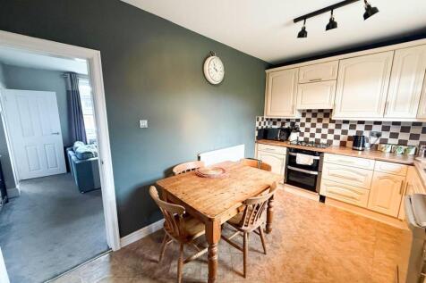 Three Bed Terraced Silsden (25).jpg