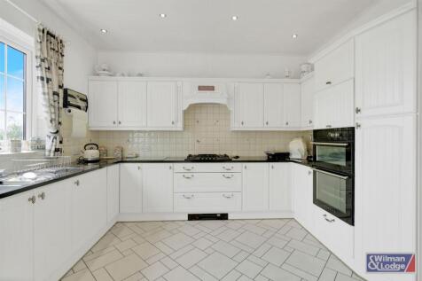 5 Bed Semi Detached property in Riddlesden