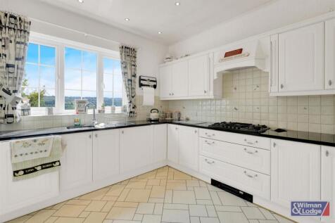 5 Bed Semi Detached property in Riddlesden