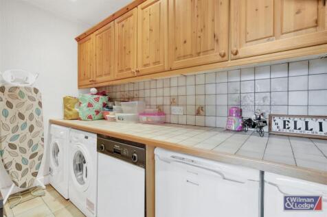 5 Bed Semi Detached property in Riddlesden
