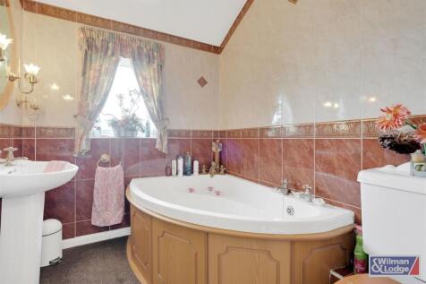 5 Bed Semi Detached property in Riddlesden