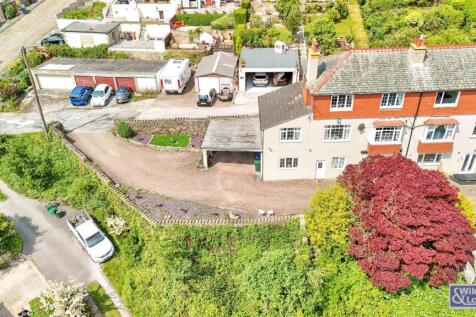 5 Bed Semi Detached property in Riddlesden