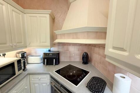 4 bed mid-terrace property, Silsden 9