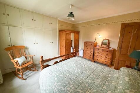 4 bed mid-terrace property, Silsden 13