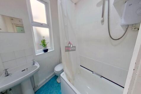 1st Flr Bathroom