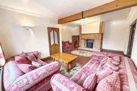 Living Room (Pic 4)