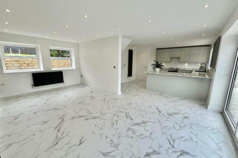 Lounge &amp; Dining Room Area
