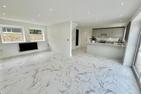 Lounge &amp; Dining Room Area