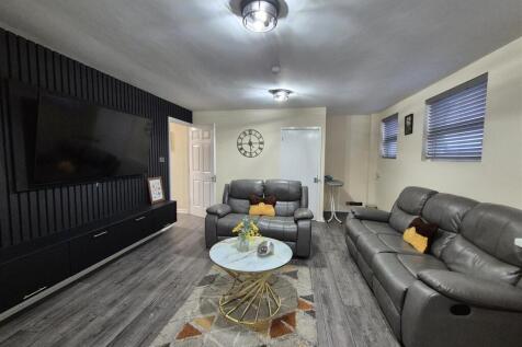 Open Plan Kitchen &amp; Living Area