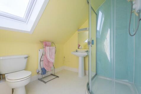 UPPER SHOWER ROOM
