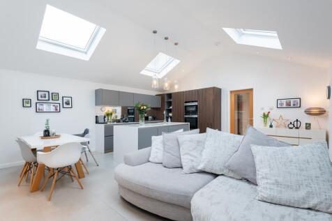 LOUNGE TO KITCHEN