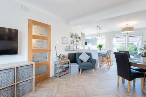 LOUNGE TO KITCHEN