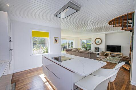 KITCHEN TO LIVING RM