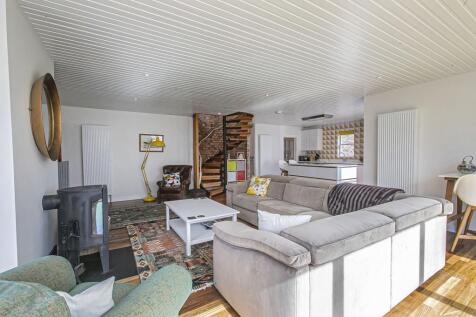 LIVING RM TO KITCHEN