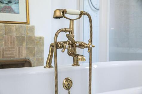 BATHROOM DETAIL