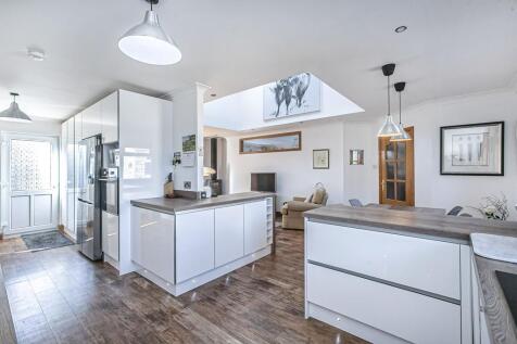 KITCHEN TO FAMILY RM