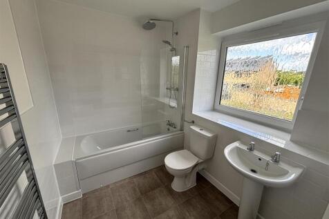 bathroom 1st floor.jpg