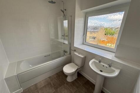 bathroom 2nd floor.jpg