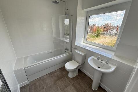 bathroom 2nd floor.jpg