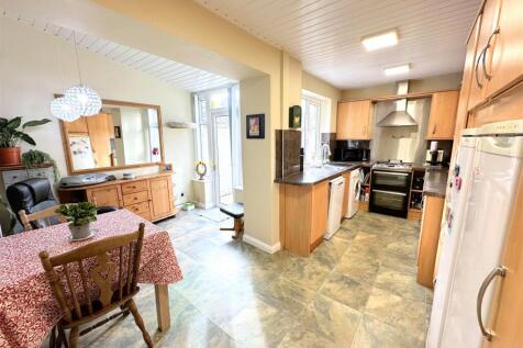 L Shaped Dining Kitchen