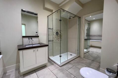 1st Ensuite Bathroom