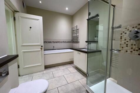 1st Ensuite Bathroom